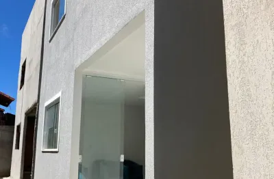 Casa duplex, 3/4, sendo 2 suítes, localizada em condomínio fechado, bairro buraquinho em lauro de freitas- ba