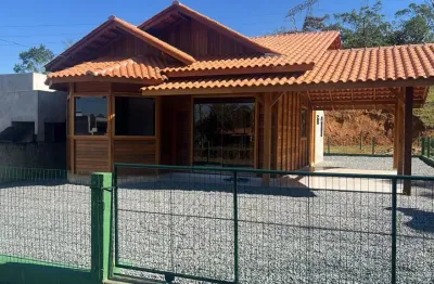 Casa com três dormitorios pirabeiraba meio a natureza proximo ao posto rudnick!