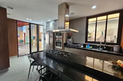 Jardim Botânico - Excelente sobrado com piscina procura novo dono.