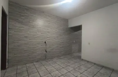 Casa com 2 dormitórios para locação no barreto, não é independente e não tem garagem.