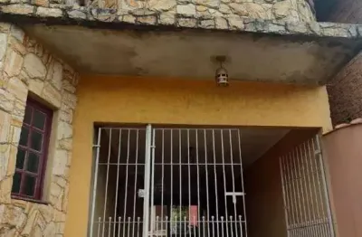 Sobrado espaçoso com quintal para piscina e localização privilegiada na vila buenos aires!