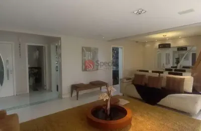 Oportunidade ! apartamento de alto padrão! 200 m², 3 suítes, 3 vagas e depósito.