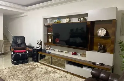 Sobrado com 3 suítes e 4 vagas de garagem, próximo ao metrô carrão.