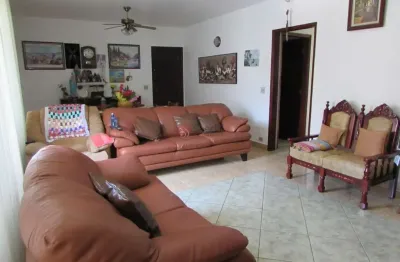 Casa de 360 m² com 3 dormitórios e edícula na vila santa catarina.