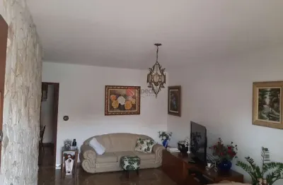 Casa no jardim piqueroby com 3 dormitórios, 3 vagas, 1 suíte e entrada lateral.