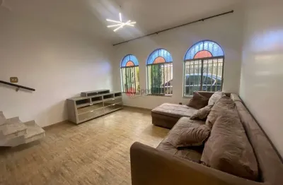 Sobrado com 3 quartos, 1 suíte e 2 vagas em excelente localização
