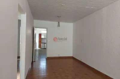 Casa térrea à venda na água rasa com 3 domitórios e 2 vagas de garagem.
