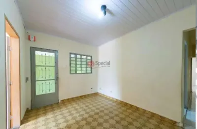 Casa térrea com 2 dormitórios na vila ema, cozinha grande e quintal com 3 vagas.