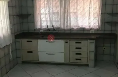 Casa em excelente localização 8 x 25 com 3 quartos e 3 vagas de garagem.