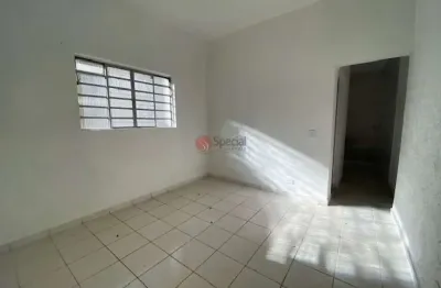 Casa térrea na mooca, com 1 quarto, cozinha e 1 vaga de garagem.