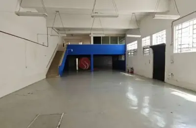 Salão comercial na quarta parada com 750 m² , vão livre, mezanino e 6 banheiros.