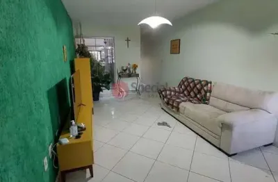 Sobrado à venda com 3 quartos, 1 suíte, e sacada, perto shopping aricanduva.