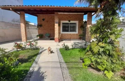 Casa térrea de 2 suites e 6 vagas no centro de ubatuba.