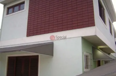 Sobrado 3 suítes, 6 banheiros e 3 vagas, próximo ao ceret