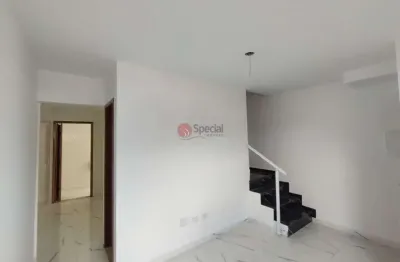 Sobrado em condomínio, 120m², 2 suítes, área gourmet, 2 vagas!