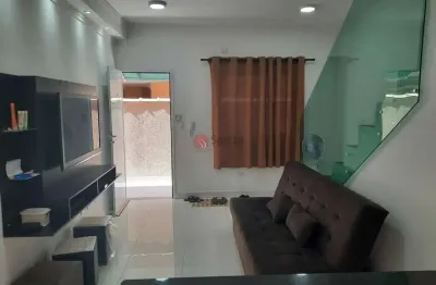 Casa em condomínio mobiliada , a poucos metros da praia.