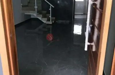 Sobrado novo com fino acabamento, 3 dormitórios sendo 1 suíte e 2 vagas