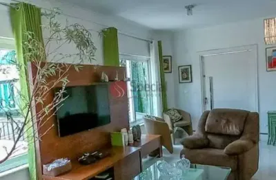 Casa em condomínio fechado de alto padrão no jardim floresta.