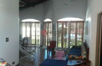 Casa térrea em peruibe 563 metros, 3 suítes, piscina, churrasqueira, próximo a hotel mirante.