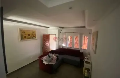 Sobrado com 2 quartos, 2 suítes e 2 vagas no jardim santa maria.