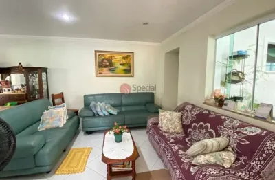 Casa de vila no coração do tatuapé 2 suítes, quintal amplo e 1 vaga.