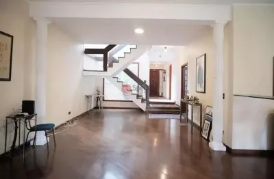 Sobrado à venda com 380 m², 4 quartos e 4 vagas, Jardim Popular.