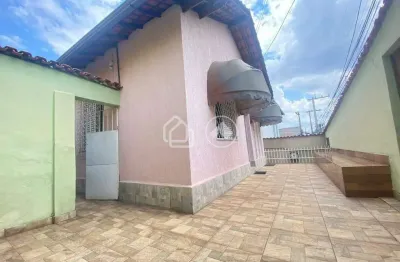 Excelente casa a venda no bairro carlos prates, 04 quartos, 04 vagas, quintal, 03 banheiros