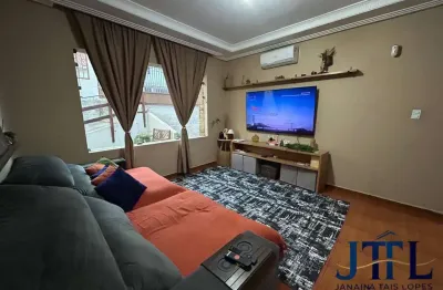 Casa à venda 223m2 - 4 dormitórios, 2 banheiros, 2 vagas