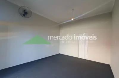 Aluga-se imóvel comercial com banheiro na vila são sebastião
