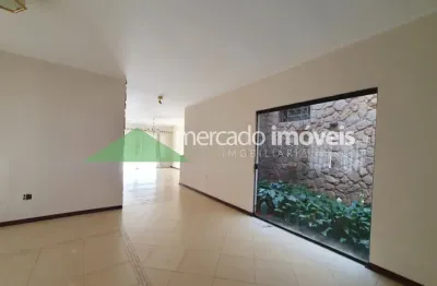 Aluga-se casa térrea com 4 suítes e piscina, no residencial paraíso