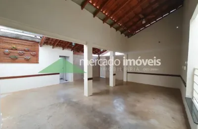 Aluga - se imóvel comercial com salão e edícula com 03 salas no bairro  cidade nova