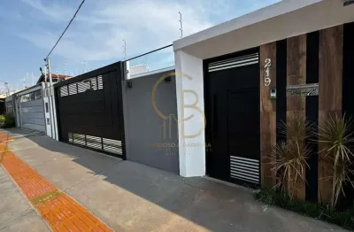 Linda casa térrea com paisagismo impecável e quintal aos fundos