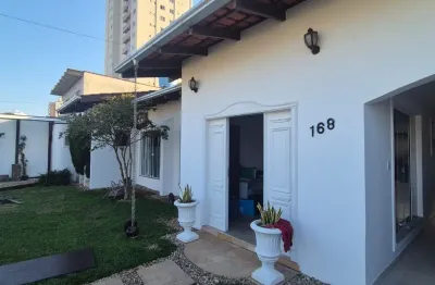 Casa no centro de itajaí, com piscina, edícula e área de festas!
