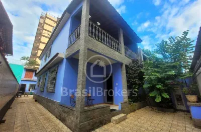 Magnífica casa de vila duplex, quintal, 4 quartos, suíte, varanda e dependências completas