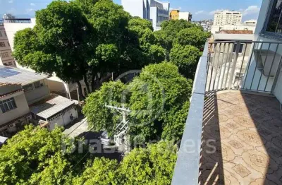 Apartamento com varanda, frente com sala grande, vaga na escritura, coberta, livre e demarcada, 2 elevadores