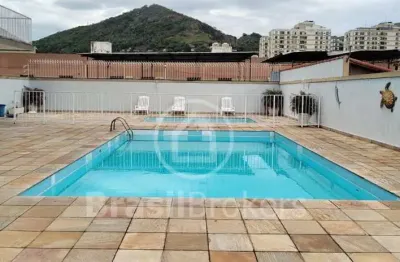 Amplo apartamento em condomínio com piscina e academia.
