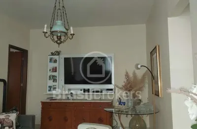 Casa idependente com garagem, bela área frontal com forno a lenha