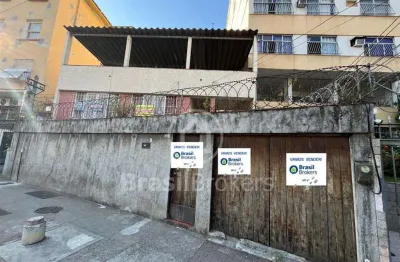 Casa duplex espaçosa com 215m² de área construída com terraço e um terreno amplo de 450m²!