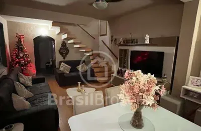 Linda casa duplex com 2 quartos em condomínio fechado