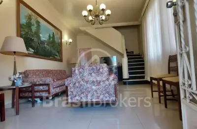 Casa independente com varanda, porcelanato no primeiro piso e sinteco no segundo, banheiro luxuoso, área frontal