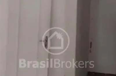 Imovel em excelente rua de pilares  ,precisando reforma total !!!!