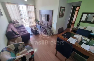 Excelente apartamento próximo de todo comércio e condução 2 qtos varanda e suíte