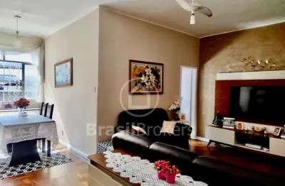 Desfrute apartamento de 85m² de área com vaga de garagem no eng. novo