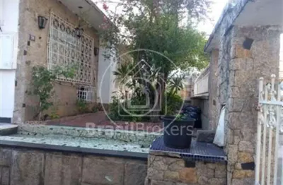 Casa com área e com autorização para construir um prédio