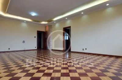 Apartamento grande, excelente estado, com 2 vagas de garagem  2 elevadores
