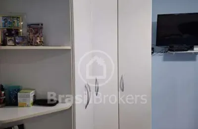 Excelente casa com 350 m2, com piscina, churrasqueira, 4 quartos, sendo 2 suítes, 2 salas, dependência de empregada, garagem para 2 carros.