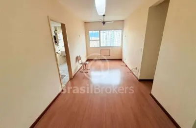 Apartamento reformado, espaçoso e bem iluminado, com 73m²