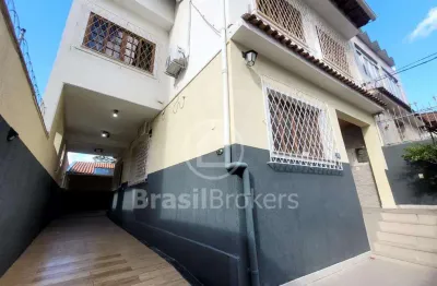 Espetacular  casa 4 dormitórios, 1suíte, quintal com churrasqueira. aceitando financiamento.