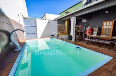 Maravilhosa casa em condomínio fechado, quintal com piscina e churrasqueira. aceitando financiamento .