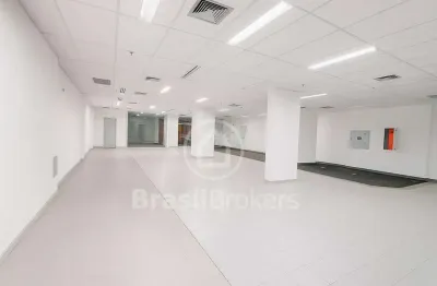 Loja com  525m², portões automáticos e portas  blindex, com ar condicionado central, sistema de incêndio, 13 vagas.